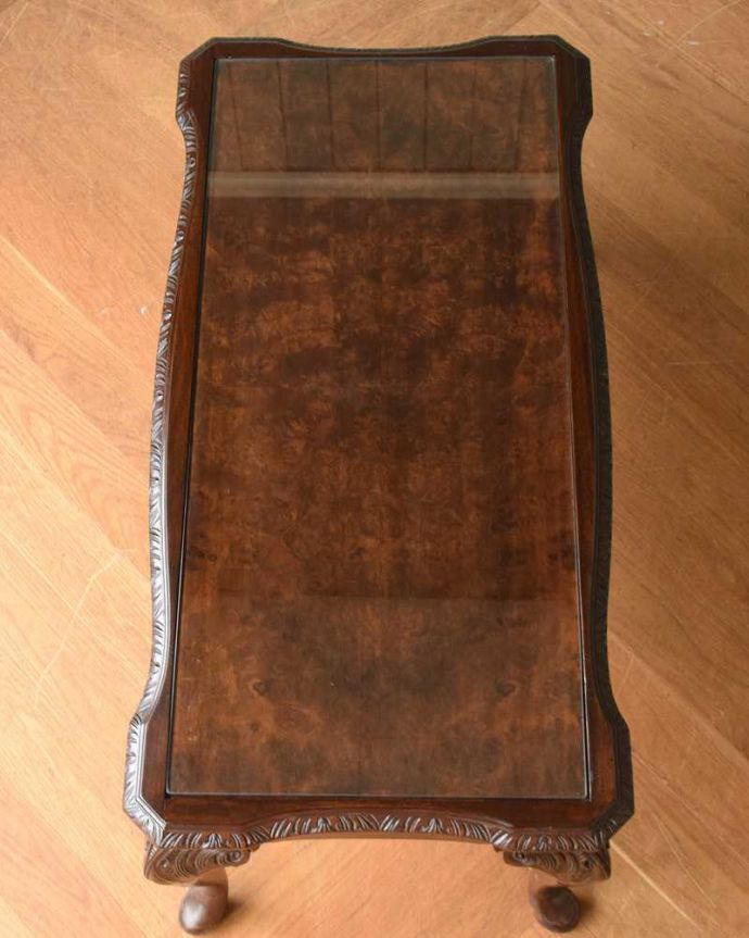 アンティークのテーブル アンティーク家具 エレガントなアンティーク家具、ガラス天板のコーヒーテーブル。天板を上から見ると・・・コーヒーテーブルの天板は毎日使う場所だから、しっかり修復しました。(k-1819-f)