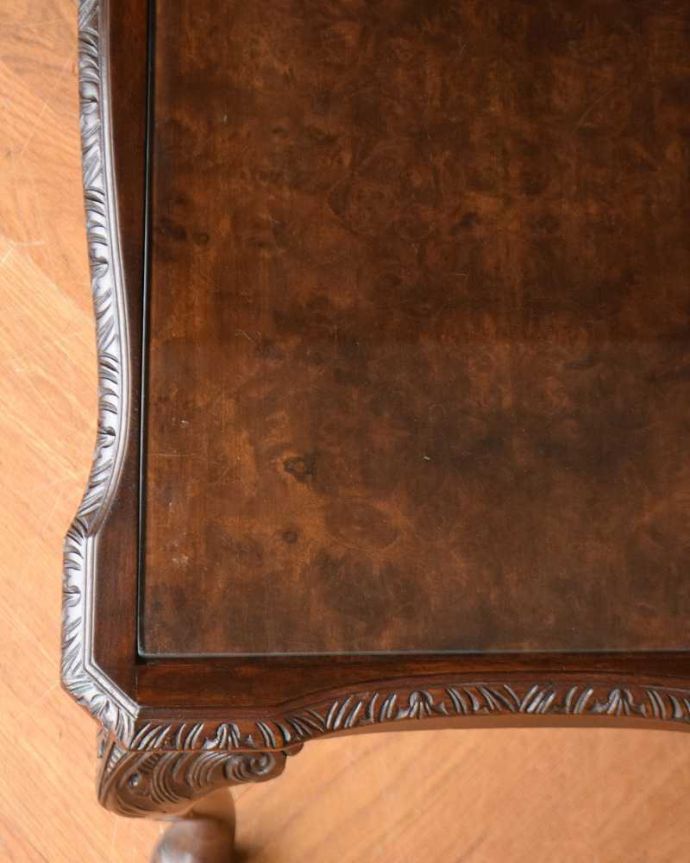 アンティークのテーブル アンティーク家具 エレガントなアンティーク家具、ガラス天板のコーヒーテーブル。近づいて見てみると・・・アンティークはもちろん新品ではないので小さなキズや汚れはありますが、キレイにお直ししたので満足して頂ける自信があります!。(k-1819-f)