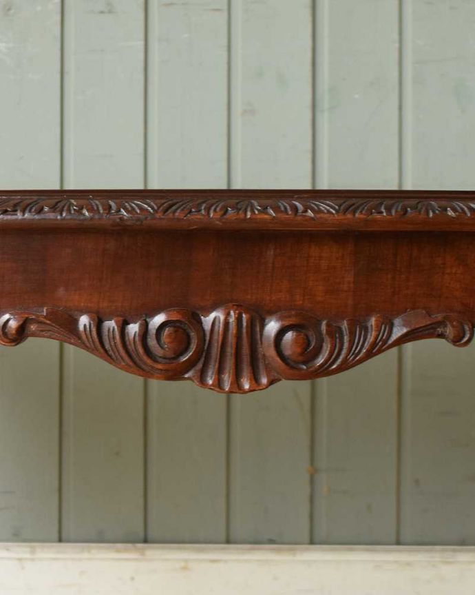 アンティークのテーブル アンティーク家具 エレガントなアンティーク家具、ガラス天板のコーヒーテーブル。美しい彫にうっとり…見ているだけで幸せな気分になります。(k-1819-f)