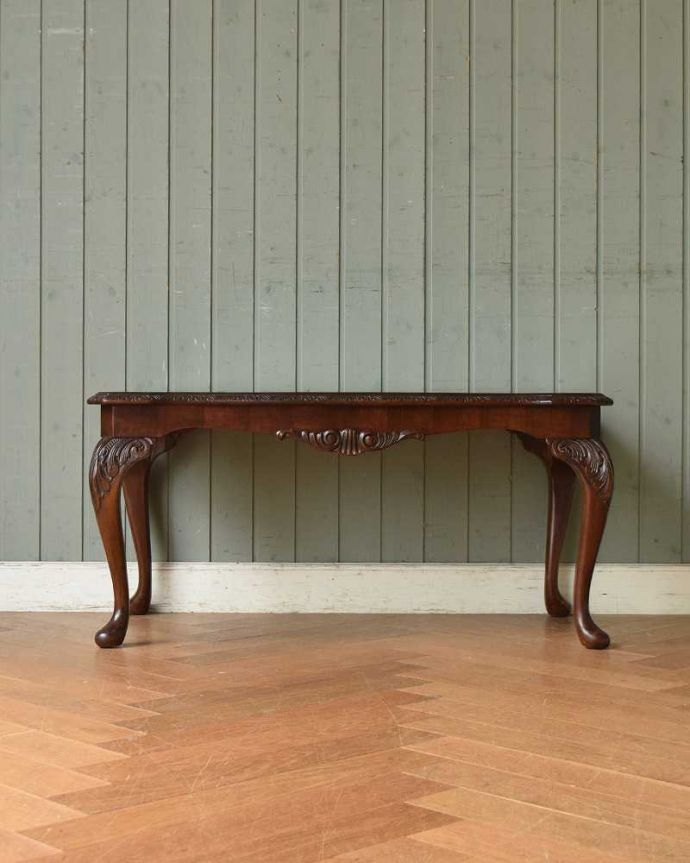 アンティークのテーブル アンティーク家具 エレガントなアンティーク家具、ガラス天板のコーヒーテーブル。横から見た姿もステキ横から見るとこんな感じです。(k-1819-f)