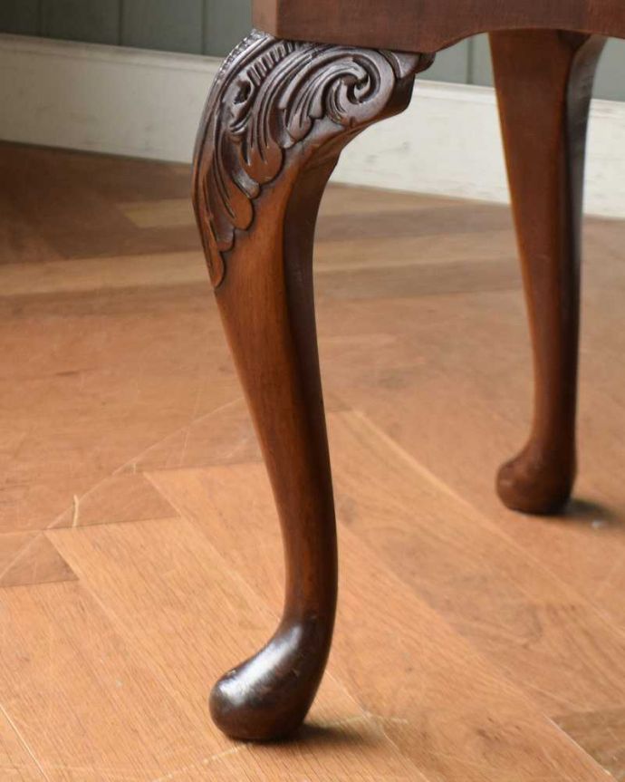 アンティークのテーブル アンティーク家具 エレガントなアンティーク家具、ガラス天板のコーヒーテーブル。持ち上げなくても移動できます!Handleのアンティークは、脚の裏にフェルトキーパーをお付けしていますので、床を滑らせて簡単に移動する事が出来ます。(k-1819-f)