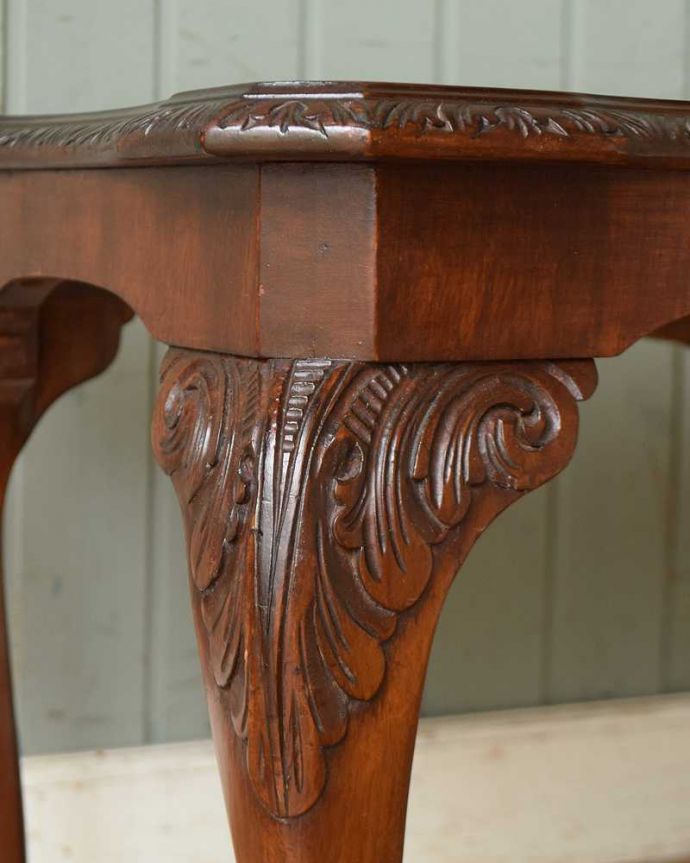 アンティークのテーブル アンティーク家具 エレガントなアンティーク家具、ガラス天板のコーヒーテーブル。脚にも見事な彫りがあります。(k-1819-f)