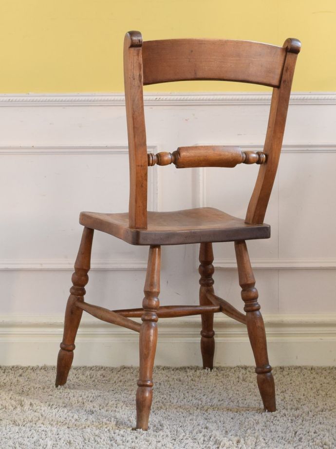 おしゃれなアンティークチェア、素朴で懐かしいイギリスのキッチン