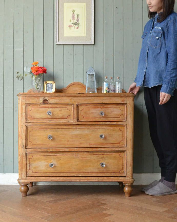 カスタード色のアーコール アンティーク家具 ナチュラルで大人可愛いアンティーク家具、3段パインチェスト(整理ダンス)。ほっこりとしたあたたかみが感じられるチェスト最近はなかなか見つけることが出来なくなってきたオールドパイン材のチェスト。(k-1820-f)