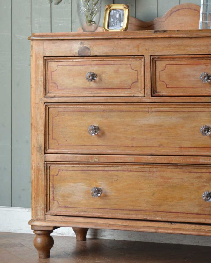 カスタード色のアーコール アンティーク家具 ナチュラルで大人可愛いアンティーク家具、3段パインチェスト(整理ダンス)。独創的なデザイン&木目が魅了してくれますオールドパイン材の家具は、何と言っても木目の節が特徴的。(k-1820-f)