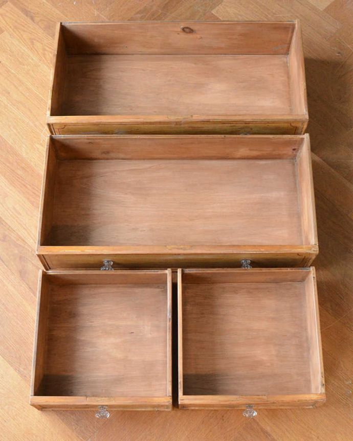 カスタード色のアーコール アンティーク家具 ナチュラルで大人可愛いアンティーク家具、3段パインチェスト(整理ダンス)。実は、すっごく時間がかかっていますオールドパイン材の家具は、とにかく引き出しの中を直すのに手間暇をかけています。(k-1820-f)
