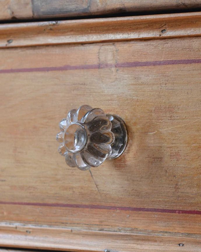 カスタード色のアーコール アンティーク家具 ナチュラルで大人可愛いアンティーク家具、3段パインチェスト(整理ダンス)。超レアなガラスの取っ手この時代、まだまだ貴重だったガラスで作られた取っ手。(k-1820-f)