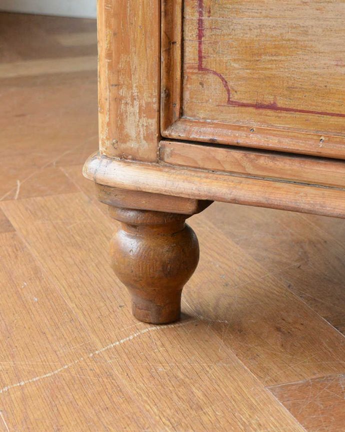 カスタード色のアーコール アンティーク家具 ナチュラルで大人可愛いアンティーク家具、3段パインチェスト(整理ダンス)。女性1人でラクラク運べちゃう仕掛けHandleのアンティークは、脚の裏にフェルトキーパーをお付けしています。(k-1820-f)