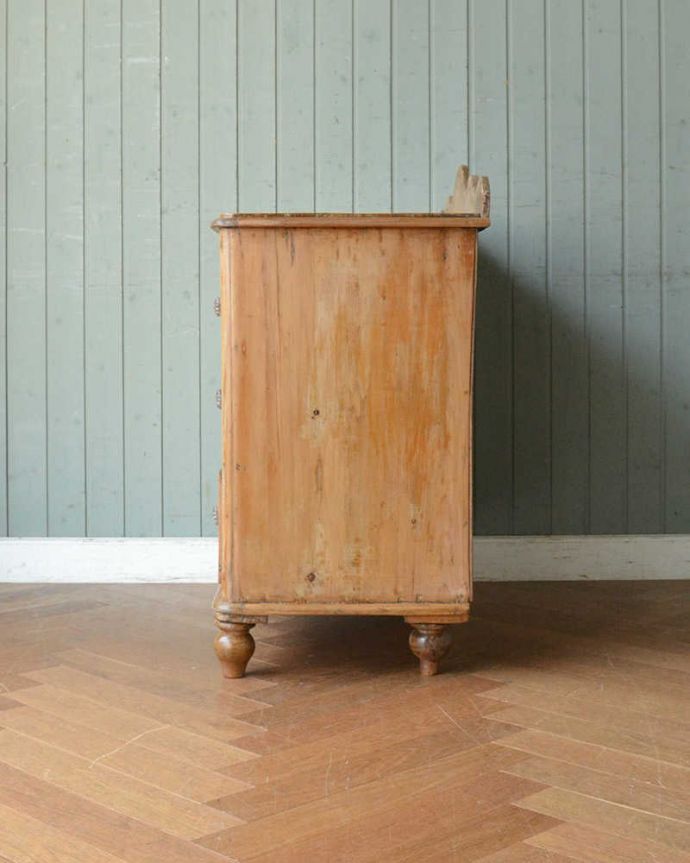 カスタード色のアーコール アンティーク家具 ナチュラルで大人可愛いアンティーク家具、3段パインチェスト(整理ダンス)。横から見てもキレイですもちろん、横顔だってキレイ!どこから見ても絵になります。(k-1820-f)
