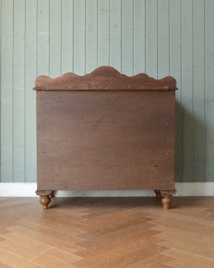 カスタード色のアーコール アンティーク家具 ナチュラルで大人可愛いアンティーク家具、3段パインチェスト(整理ダンス)。後ろ姿も見て下さい。(k-1820-f)