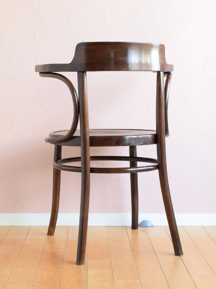 おしゃれな椅子、ベントウッドチェアの後ろ姿