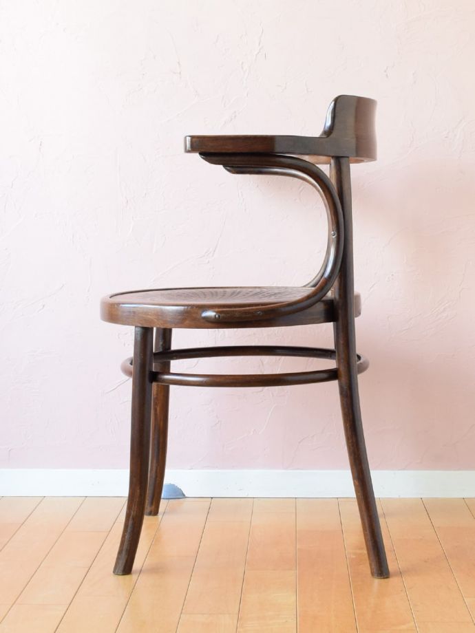 ベントウッドチェアの側面