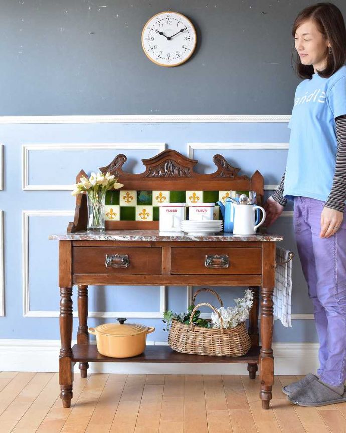 サイドボード　アンティーク家具　深いグリーンのタイルが美しい、英国アンティークのウォッシュスタンド。アンティークでしか手に入らない贅沢なチェストもともと洗面台代わりに使われてたチェストタイプのウォッシュスタンド。(k-1821-f)