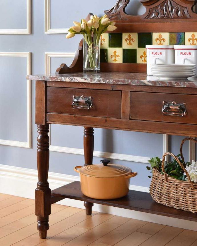 サイドボード　アンティーク家具　深いグリーンのタイルが美しい、英国アンティークのウォッシュスタンド。タイルと天然大理石の贅沢コラボ洗面器を置いて顔を洗って、引き出しからタオルを･･･そんな風に使われていた家具の天板は、水がはねてもいいようにタイルと天然大理石の贅沢な素材が使われています。(k-1821-f)