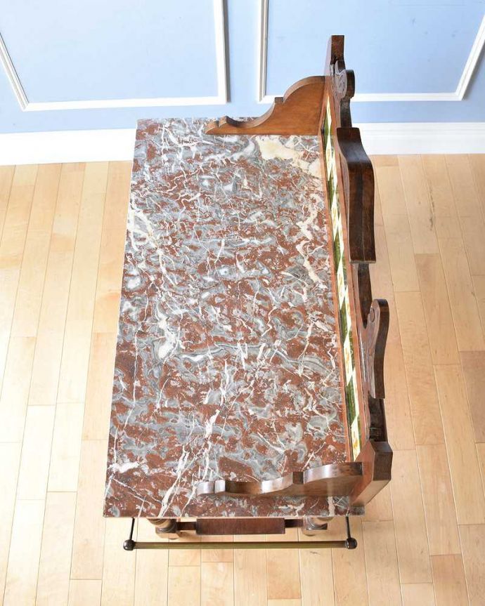 サイドボード　アンティーク家具　深いグリーンのタイルが美しい、英国アンティークのウォッシュスタンド。天然の大理石が使われた贅沢な天板女性の憧れ、天然の大理石が天板に使われているチェストは、なんとも贅沢な雰囲気。(k-1821-f)