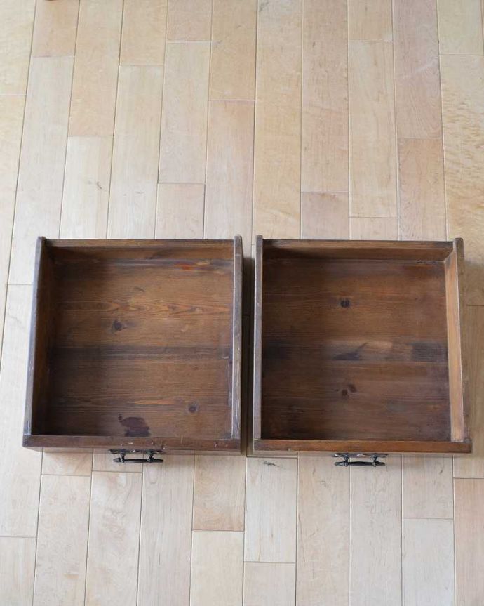 サイドボード　アンティーク家具　深いグリーンのタイルが美しい、英国アンティークのウォッシュスタンド。タオルやリネンが入っていた引き出し顔や手を洗って、引き出しの中からタオルを取り出して使っていたチェストタイプのウォッシュスタンド。(k-1821-f)