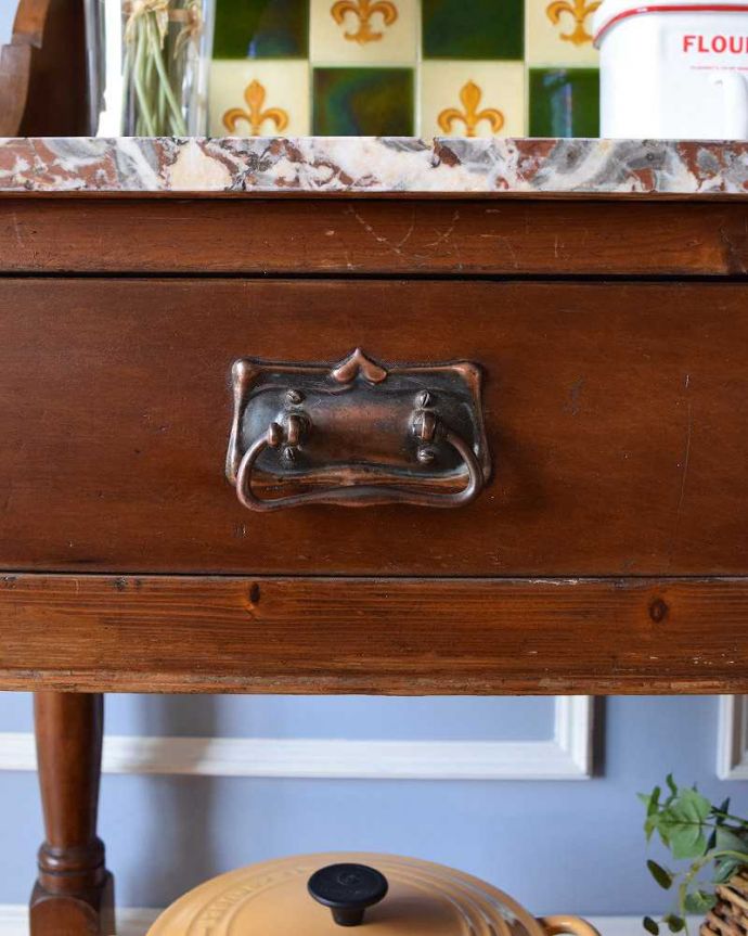 サイドボード　アンティーク家具　深いグリーンのタイルが美しい、英国アンティークのウォッシュスタンド。開ける度にワクワク･･･引き出しの取っ手も可愛いデザイン。(k-1821-f)