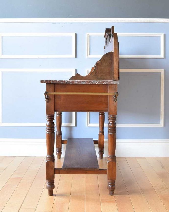 サイドボード　アンティーク家具　深いグリーンのタイルが美しい、英国アンティークのウォッシュスタンド。横から見てもステキもちろん、横から見てもキレイに仕上がっているので、いろんな場所に置いて使って下さい。(k-1821-f)