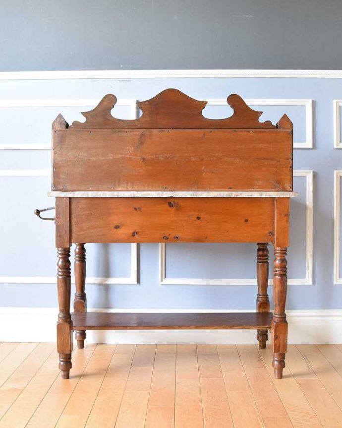 サイドボード　アンティーク家具　深いグリーンのタイルが美しい、英国アンティークのウォッシュスタンド。後ろ姿にも自信がありますアンティークは新品ではないので、経年変化によるキズはありますが、専門の職人がキレイにお直しをしているので、後姿までキレイです。(k-1821-f)