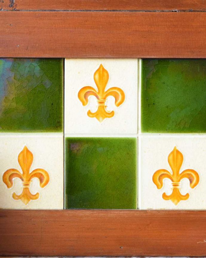 サイドボード　アンティーク家具　深いグリーンのタイルが美しい、英国アンティークのウォッシュスタンド。アンティークらしい独特の風合い美しい状態で見つかったタイル。(k-1821-f)