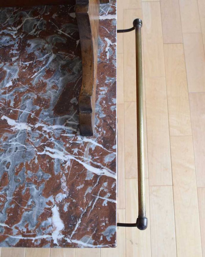 サイドボード　アンティーク家具　深いグリーンのタイルが美しい、英国アンティークのウォッシュスタンド。タオルバーが付いています家具のサイドにはタオルを掛けていたタオルバーがキレイに残っていました。(k-1821-f)