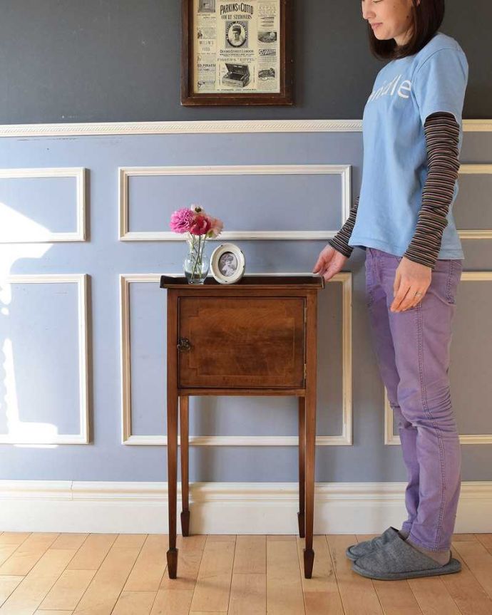 アンティークのキャビネット　アンティーク家具　マホガニー材で造られたアンティークキャビネット、ベッドサイドカップボード。高級感がある女性らしい優しいシルエットどんな場所にも置けるコンパクトなサイズ。(k-1822-f)