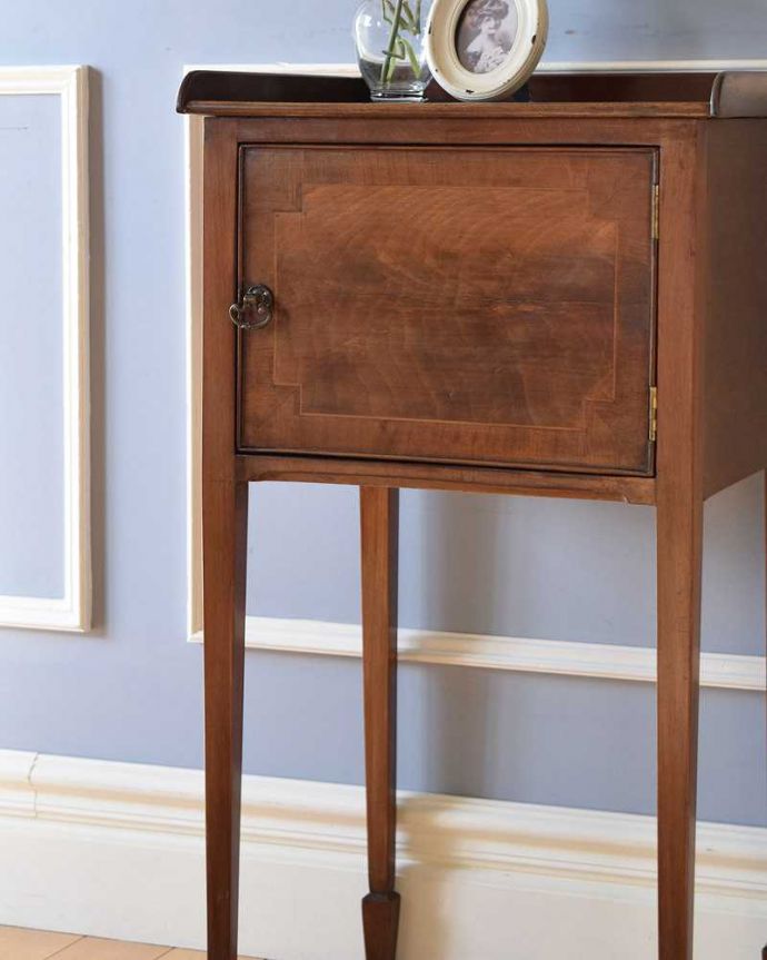アンティークのキャビネット　アンティーク家具　マホガニー材で造られたアンティークキャビネット、ベッドサイドカップボード。気品漂う木目の美しさしっとりとした大人の雰囲気を醸し出す小さなキャビネットは木目の美しさが自慢です。(k-1822-f)