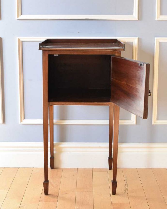 アンティークのキャビネット　アンティーク家具　マホガニー材で造られたアンティークキャビネット、ベッドサイドカップボード。扉を開けて中を見てみると…職人がキレイに修復したので、扉の中もキレイです。(k-1822-f)