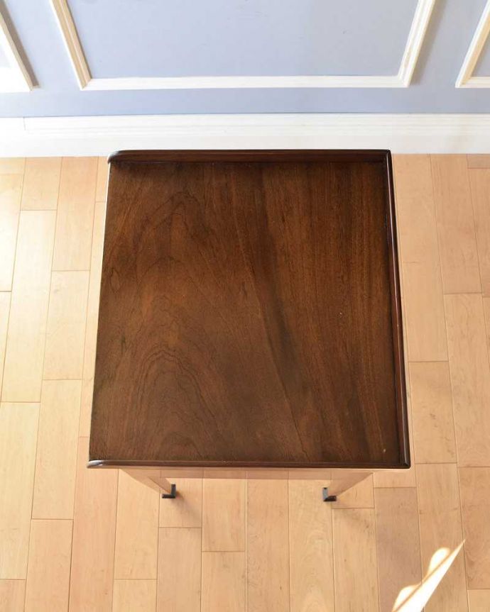 アンティークのキャビネット　アンティーク家具　マホガニー材で造られたアンティークキャビネット、ベッドサイドカップボード。何を飾ろうかな…上から見ると、天板はこんな感じです。(k-1822-f)