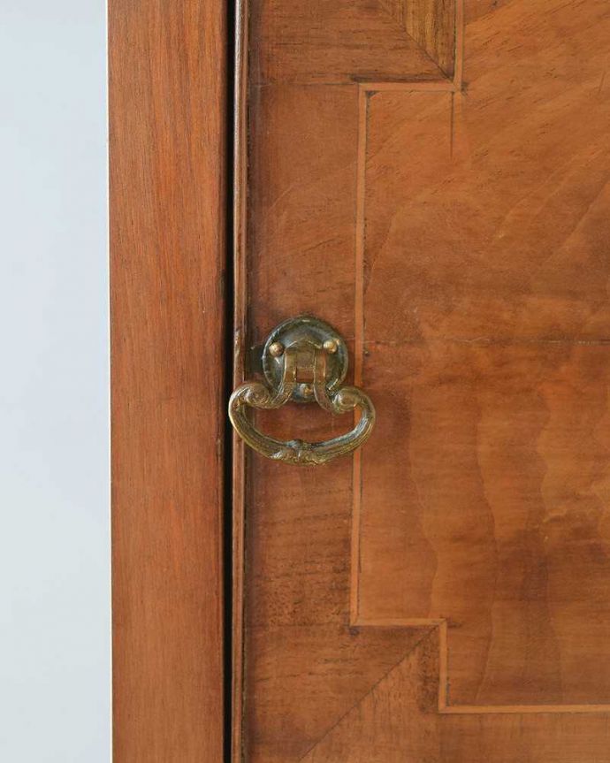 アンティークのキャビネット　アンティーク家具　マホガニー材で造られたアンティークキャビネット、ベッドサイドカップボード。アクセサリーの様な取っ手。(k-1822-f)