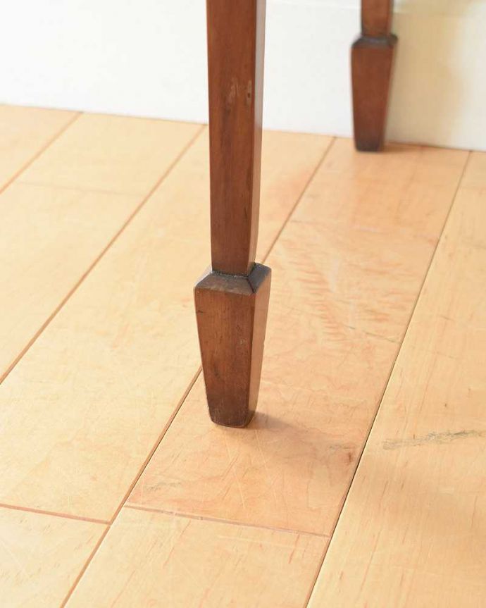 アンティークのキャビネット　アンティーク家具　マホガニー材で造られたアンティークキャビネット、ベッドサイドカップボード。女性１人でもラクに運べちゃうヒミツHandleのアンティークは、脚の裏にフェルトキーパーをお付けしているので、床を滑らせれば女性でも移動がカンタンに出来ます！。(k-1822-f)