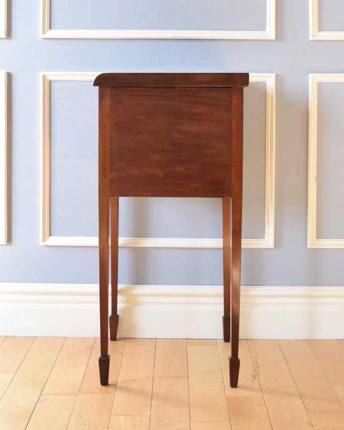 アンティークのキャビネット　アンティーク家具　マホガニー材で造られたアンティークキャビネット、ベッドサイドカップボード。横顔だっても美しい正面だけじゃなく横から見ても美しい姿です。(k-1822-f)