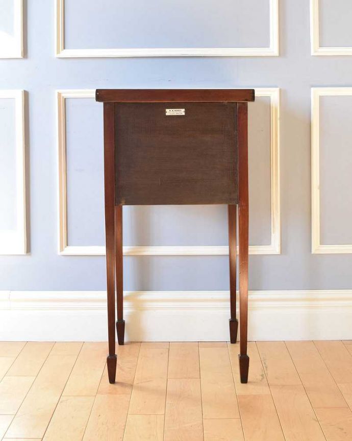 アンティークのキャビネット　アンティーク家具　マホガニー材で造られたアンティークキャビネット、ベッドサイドカップボード。後ろ姿にも注目！アンティークは新品ではないので、経年変化によるキズはありますが、専門の職人がキレイにお直しをしているので、後ろ姿もキレイです。(k-1822-f)