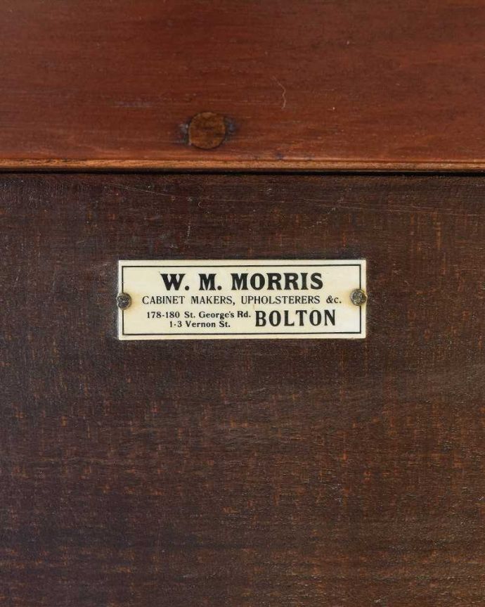 アンティークのキャビネット　アンティーク家具　マホガニー材で造られたアンティークキャビネット、ベッドサイドカップボード。タグが残っていました。(k-1822-f)