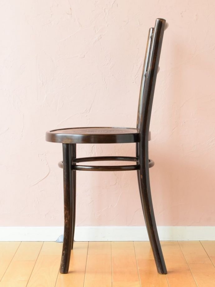 ベントウッドチェアの側面