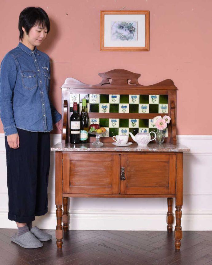 サイドボード アンティーク家具 アンティークでしか出会えない家具、タイルが可愛い英国アンティークのウォッシュスタンド。現代、手に入れることが出来ないアンティークの家具まだ水道の発達していない時代に使われたウォッシュスタンド。(k-1824-f)