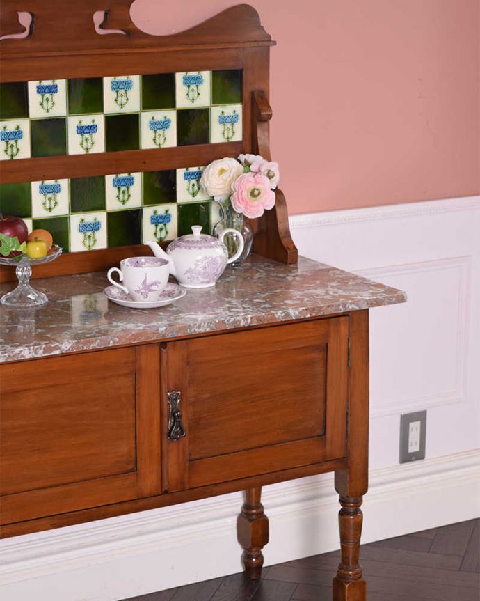 サイドボード アンティーク家具 アンティークでしか出会えない家具、タイルが可愛い英国アンティークのウォッシュスタンド。昔の名残が美しく残っています天板に洗面器を置いて洗面台として使われていたウォッシュスタンド。(k-1824-f)