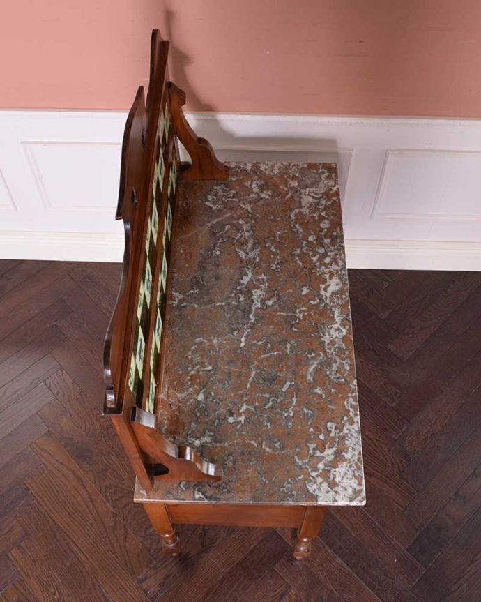 サイドボード アンティーク家具 アンティークでしか出会えない家具、タイルが可愛い英国アンティークのウォッシュスタンド。天然木タイプで使いやすい天板家具として使いやすい木製タイプの天板。(k-1824-f)