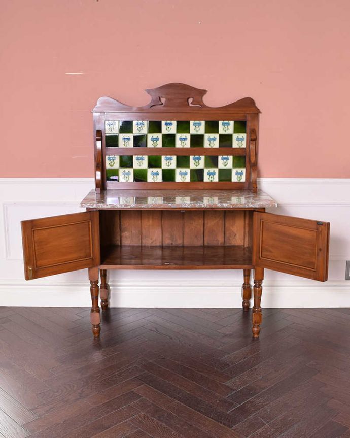 サイドボード アンティーク家具 アンティークでしか出会えない家具、タイルが可愛い英国アンティークのウォッシュスタンド。扉を開いてみると…洗面器とジャグを収納していた扉の中。(k-1824-f)