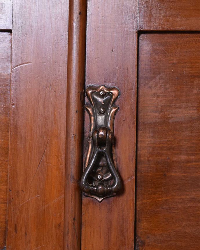 サイドボード アンティーク家具 アンティークでしか出会えない家具、タイルが可愛い英国アンティークのウォッシュスタンド。アンティークらしい取っ手のデザイン取っ手のデザインも素敵。(k-1824-f)