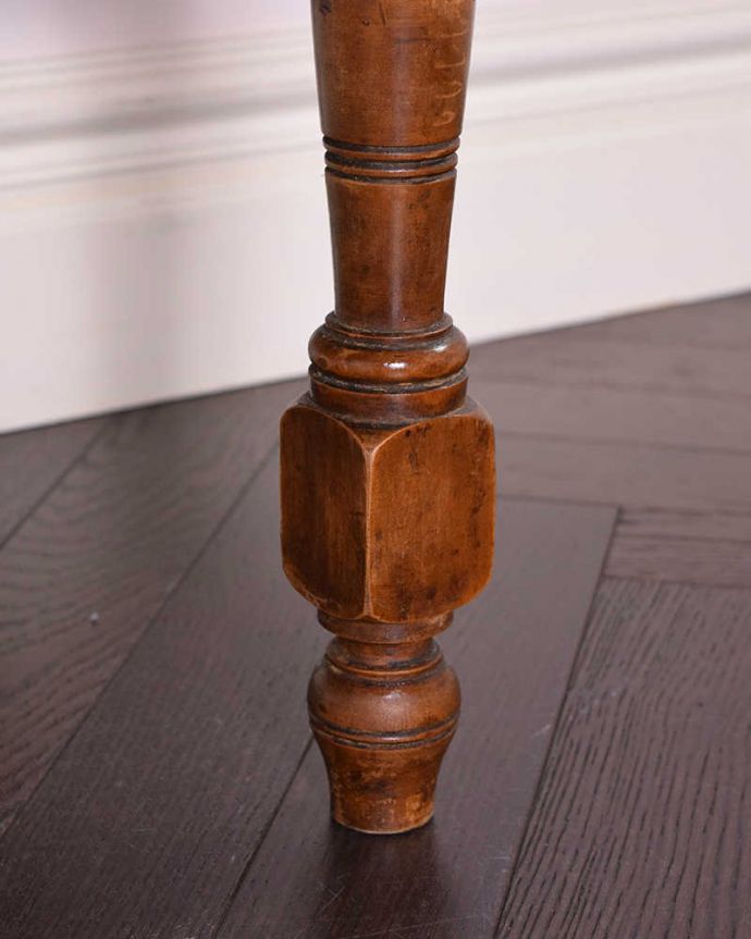 サイドボード アンティーク家具 アンティークでしか出会えない家具、タイルが可愛い英国アンティークのウォッシュスタンド。女性1人でラクラク運べちゃうんですHandleのアンティークは、脚の裏にフェルトキーパーをお付けしています。(k-1824-f)