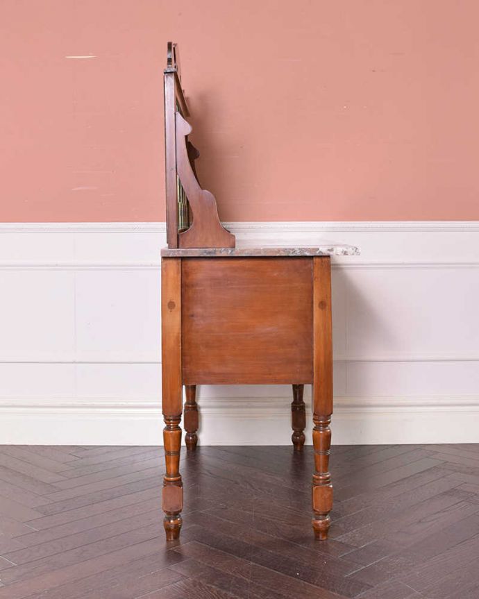 サイドボード アンティーク家具 アンティークでしか出会えない家具、タイルが可愛い英国アンティークのウォッシュスタンド。横から見てもステキもちろん、全体をキレイに仕上げたので横から見てもキレイ!自信があります。(k-1824-f)