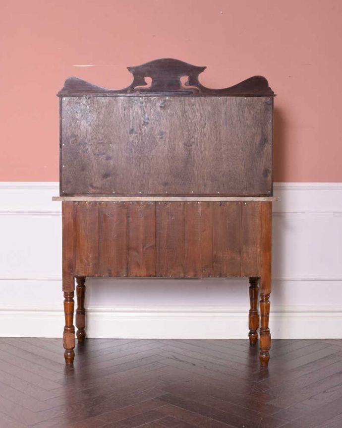 サイドボード アンティーク家具 アンティークでしか出会えない家具、タイルが可愛い英国アンティークのウォッシュスタンド。後ろ姿も見て下さい。(k-1824-f)