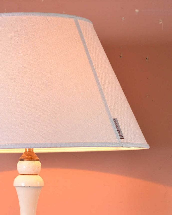 ホワイトスタンドが可愛いアンティーク照明、白いシェードのフロア