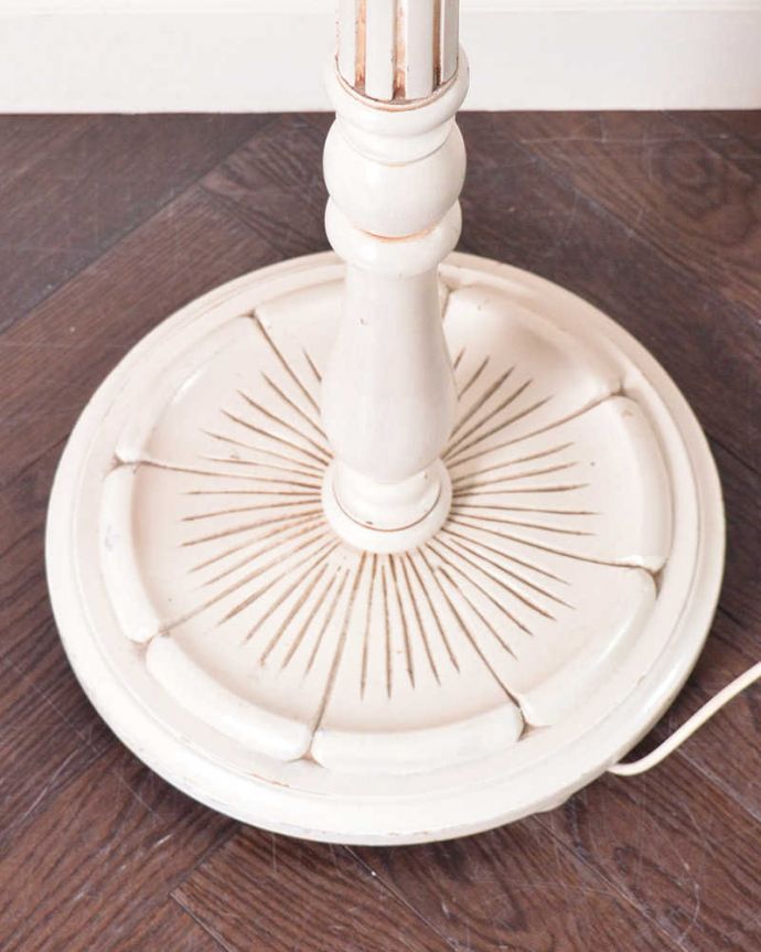 スタンドライト　照明・ライティング　ホワイトスタンドが可愛いアンティーク照明、白いシェードのフロアランプ（B22型シャンデリア球付き）。。(k-1826-f)