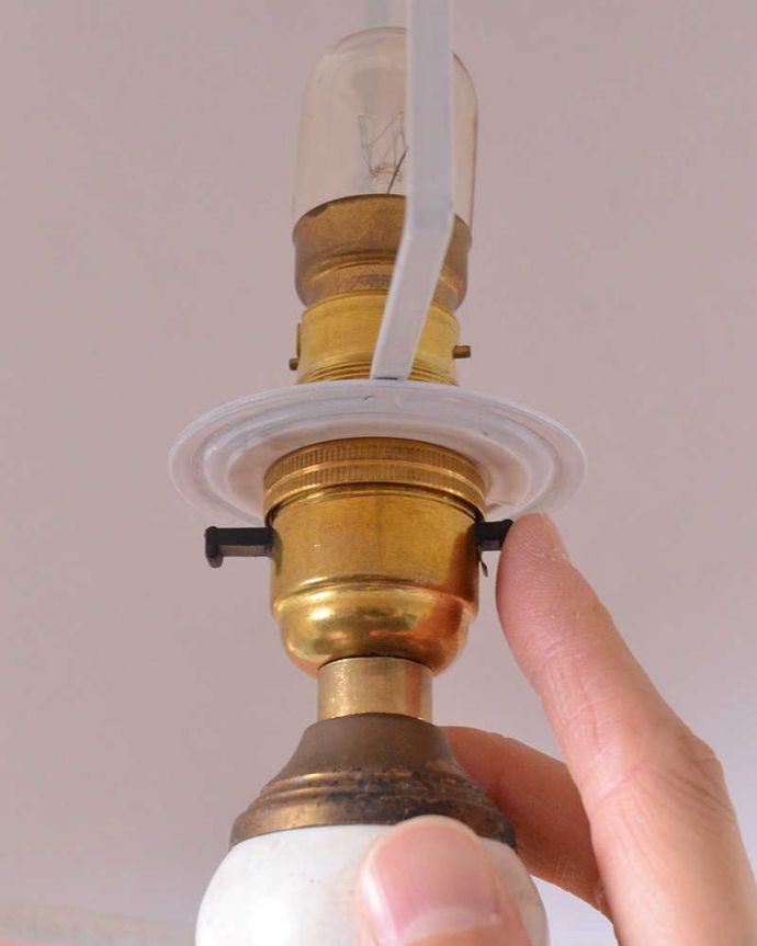 スタンドライト　照明・ライティング　ホワイトスタンドが可愛いアンティーク照明、白いシェードのフロアランプ（B22型シャンデリア球付き）。。(k-1826-f)