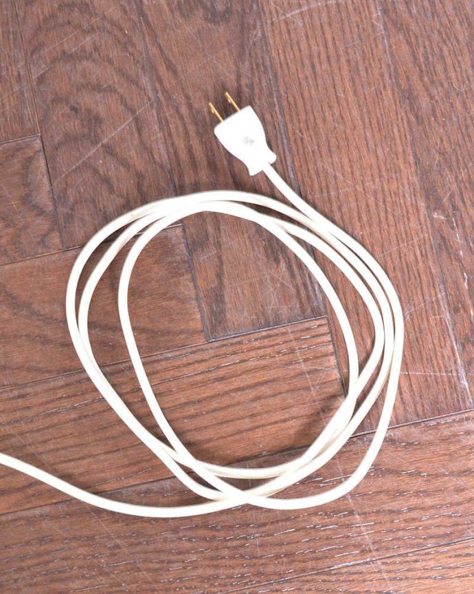 スタンドライト　照明・ライティング　ホワイトスタンドが可愛いアンティーク照明、白いシェードのフロアランプ（B22型シャンデリア球付き）。。(k-1826-f)