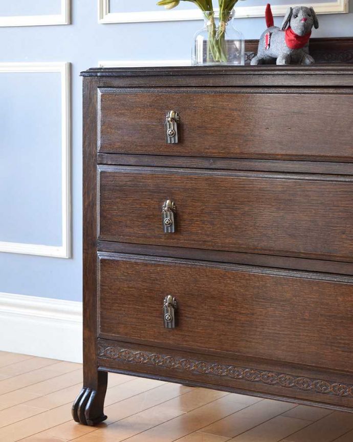 アンティークのチェスト　アンティーク家具　英国スタイルのインテリアに、オーク材のアンティーク3段チェスト。見た目はもちろん、実用的に使って楽しみましょうアンティークのチェストは見た目はもちろん、たっぷり収納も出来る実力派なんです。(k-1828-f)