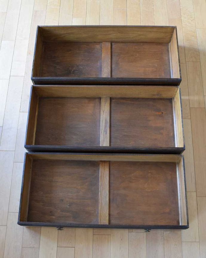 アンティークのチェスト　アンティーク家具　英国スタイルのインテリアに、オーク材のアンティーク3段チェスト。何を入れてもいいようにキレイに修復しました！このタイプの修復には自信があります！引き出しの中も専門の職人がキレイに修復したので、お洋服はもちろん、いろんなものを収納して使えます。(k-1828-f)