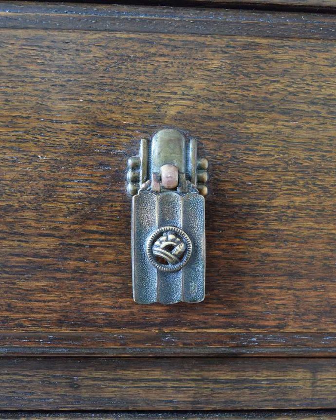 アンティークのチェスト　アンティーク家具　英国スタイルのインテリアに、オーク材のアンティーク3段チェスト。開ける度にワクワク高級感漂うアンティークらしいデザインの取っ手。(k-1828-f)